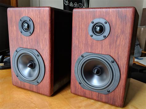 metal vs plastic speaker housing|best speaker cabinet material.